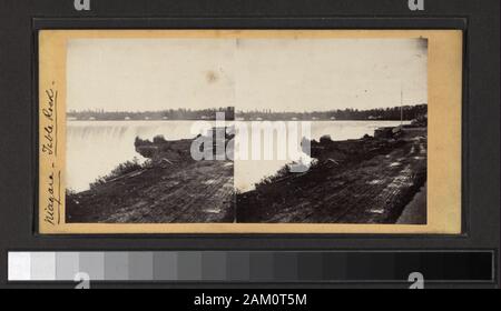 Table Rock, près du bord de l'automne à cheval, côté Canada comprend six vues colorés à la main. Robert Dennis Collection de vues stéréoscopiques. Certains points de vue ont un timbre apposé. Titre conçu par cataloger. Vue sur les chutes du Niagara sans attribution ou titre de la série. Vues de Niagara Falls : chutes, rapides, Table Rock, vues d'hiver, ponts, Terrepin Tower, hôtels, les touristes se faisant passer par des chutes, une seule vue de prospect point avec deux chaises vides ; y compris les funambules Blondin sur son dos, baissant la tête à l'envers, et une vue sur des bateaux amarrés à la berge, au-delà de la ville. ; Table Rock, près de la GDE Banque D'Images
