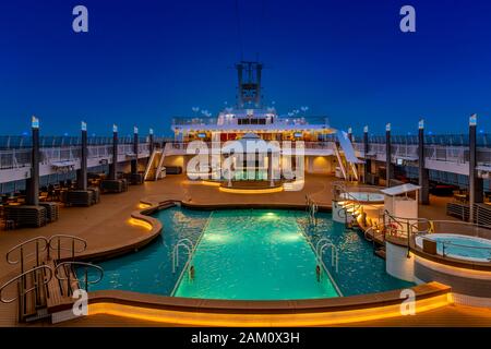 La terrasse de la piscine du bateau de croisière Norwegian Jade la nuit. Banque D'Images