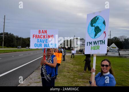 Rockledge, Florida, USA. 10 janvier, 2020 manifestations de l'État coïncide avec le premier anniversaire du gouverneur de la Floride Ron DeSantis, ordonnance qui a informé le ministère de la protection de l'environnement à s'opposer catégoriquement "fracturation" dans l'État de Floride. Au-delà de la suggestion dans l'ordre, ni le Gouverneur, ni l'assemblée législative ont interdit purement et simplement la fracturation hydraulique dans la dernière année. Les manifestants ont exigé que l'ensemble de l'état rendre DeSantis sa promesse électorale une réalité par la commande d'une interdiction de fracturation concrètes pour protéger la santé publique et de l'eau en Floride. Crédit photo Julian Poireau/Alamy vivre Banque D'Images