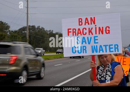 Rockledge, Florida, USA. 10 janvier, 2020 manifestations de l'État coïncide avec le premier anniversaire du gouverneur de la Floride Ron DeSantis, ordonnance qui a informé le ministère de la protection de l'environnement à s'opposer catégoriquement "fracturation" dans l'État de Floride. Au-delà de la suggestion dans l'ordre, ni le Gouverneur, ni l'assemblée législative ont interdit purement et simplement la fracturation hydraulique dans la dernière année. Les manifestants ont exigé que l'ensemble de l'état rendre DeSantis sa promesse électorale une réalité par la commande d'une interdiction de fracturation concrètes pour protéger la santé publique et de l'eau en Floride. Crédit photo Julian Poireau/Alamy vivre Banque D'Images