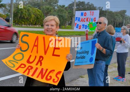 Rockledge, Florida, USA. 10 janvier, 2020 manifestations de l'État coïncide avec le premier anniversaire du gouverneur de la Floride Ron DeSantis, ordonnance qui a informé le ministère de la protection de l'environnement à s'opposer catégoriquement "fracturation" dans l'État de Floride. Au-delà de la suggestion dans l'ordre, ni le Gouverneur, ni l'assemblée législative ont interdit purement et simplement la fracturation hydraulique dans la dernière année. Les manifestants ont exigé que l'ensemble de l'état rendre DeSantis sa promesse électorale une réalité par la commande d'une interdiction de fracturation concrètes pour protéger la santé publique et de l'eau en Floride. Crédit photo Julian Poireau/Alamy vivre Banque D'Images