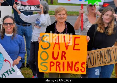 Rockledge, Florida, USA. 10 janvier, 2020 manifestations de l'État coïncide avec le premier anniversaire du gouverneur de la Floride Ron DeSantis, ordonnance qui a informé le ministère de la protection de l'environnement à s'opposer catégoriquement "fracturation" dans l'État de Floride. Au-delà de la suggestion dans l'ordre, ni le Gouverneur, ni l'assemblée législative ont interdit purement et simplement la fracturation hydraulique dans la dernière année. Les manifestants ont exigé que l'ensemble de l'état rendre DeSantis sa promesse électorale une réalité par la commande d'une interdiction de fracturation concrètes pour protéger la santé publique et de l'eau en Floride. Crédit photo Julian Poireau/Alamy vivre Banque D'Images