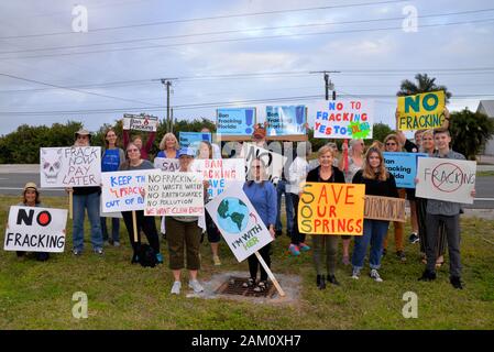 Rockledge, Florida, USA. 10 janvier, 2020 manifestations de l'État coïncide avec le premier anniversaire du gouverneur de la Floride Ron DeSantis, ordonnance qui a informé le ministère de la protection de l'environnement à s'opposer catégoriquement "fracturation" dans l'État de Floride. Au-delà de la suggestion dans l'ordre, ni le Gouverneur, ni l'assemblée législative ont interdit purement et simplement la fracturation hydraulique dans la dernière année. Les manifestants ont exigé que l'ensemble de l'état rendre DeSantis sa promesse électorale une réalité par la commande d'une interdiction de fracturation concrètes pour protéger la santé publique et de l'eau en Floride. Crédit photo Julian Poireau/Alamy vivre Banque D'Images