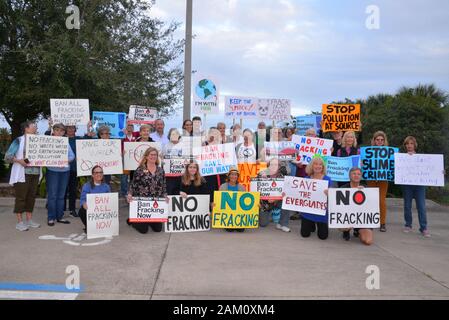 Rockledge, Florida, USA. 10 janvier, 2020 manifestations de l'État coïncide avec le premier anniversaire du gouverneur de la Floride Ron DeSantis, ordonnance qui a informé le ministère de la protection de l'environnement à s'opposer catégoriquement "fracturation" dans l'État de Floride. Au-delà de la suggestion dans l'ordre, ni le Gouverneur, ni l'assemblée législative ont interdit purement et simplement la fracturation hydraulique dans la dernière année. Les manifestants ont exigé que l'ensemble de l'état rendre DeSantis sa promesse électorale une réalité par la commande d'une interdiction de fracturation concrètes pour protéger la santé publique et de l'eau en Floride. Crédit photo Julian Poireau/Alamy vivre Banque D'Images