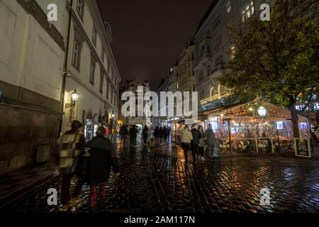 PRAGUE, RÉPUBLIQUE TCHÈQUE - 3 NOVEMBRE 2019 : la rue Karlova par nuit avec les touristes de passage. Les rues, pavées de galets, est un établissement emblématique de la Banque D'Images