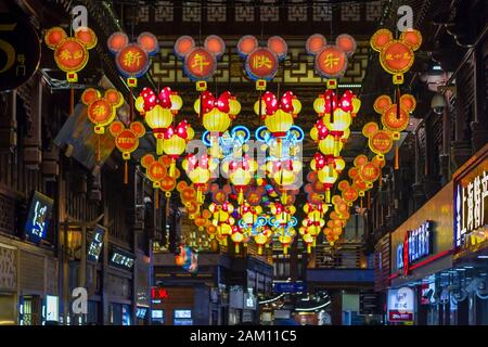 Shanghai. 10 janvier, 2020. Photo prise le 10 janvier 2020 montre les illuminations de la Fête des lanternes de printemps Yuyuan au Jardin Yuyuan de Shanghai (est de la Chine. Le Festival des lanternes de printemps Yuyuan en 2020 le coup d'ici le 10 janvier, qui durera jusqu'à 11 février. Credit : Wang Xiang/Xinhua/Alamy Live News Banque D'Images