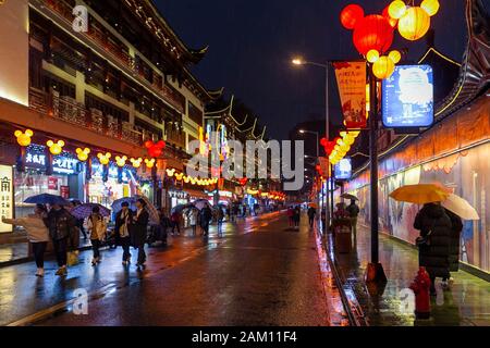 Shanghai. 10 janvier, 2020. Photo prise le 10 janvier 2020 montre les illuminations de la Fête des lanternes de printemps Yuyuan au Jardin Yuyuan de Shanghai (est de la Chine. Le Festival des lanternes de printemps Yuyuan en 2020 le coup d'ici le 10 janvier, qui durera jusqu'à 11 février. Credit : Wang Xiang/Xinhua/Alamy Live News Banque D'Images