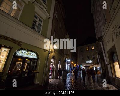 Prague, TCHÉQUIE - 3 NOVEMBRE 2019: Rue Dlouha par nuit avec les touristes passant par. La rue, pavée de pavés, est un monument emblématique du Banque D'Images