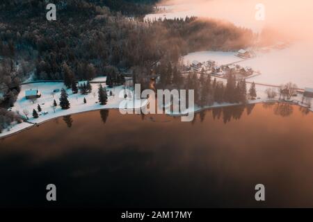 Lac d'hiver et paysage de forêt enneigé Voyage brume paisible vue panoramique panoramique Banque D'Images