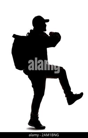 Silhouette d'un homme portant un sac à dos ressemble à un voyageur ou randonnée en rando. Il marche ou marche Banque D'Images