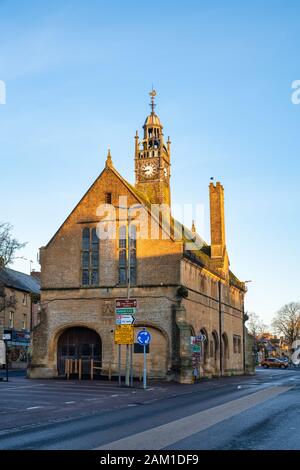 Le Redesdale Hall de marché sur la rue le jour de Noël matin. Moreton in Marsh, Cotswolds, Gloucestershire, Angleterre Banque D'Images