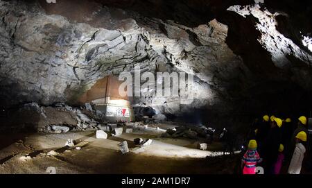 03 janvier 2020, la Saxe-Anhalt, Uftrungen : Les visiteurs peuvent participer à une visite guidée de la 'petite' de la cathédrale en Heimkehle Uftrungen (Harz), l'une des plus grandes grottes karstiques allemand. Ici un mémorial commémore 1500 prisonniers du camp de concentration Mittelbau Dora qui a dû mettre en place une usine d'armement dans la grotte en 1944. L'Heimkehle, mentionné pour la première fois dans un document en 1357, s'étend sur une longueur de 2000 mètres comme une grotte de gypse sous la frontière entre la Saxe-Anhalt et la Thuringe et abrite près de mille différentes chauves-souris. Cette année, le développement touristique, il y a 100 ans est célébré. Ph Banque D'Images