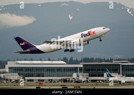 Un cargo aérien FedEx Airbus 300 (l'A300F4-605R) part de l'aéroport international de Vancouver Banque D'Images