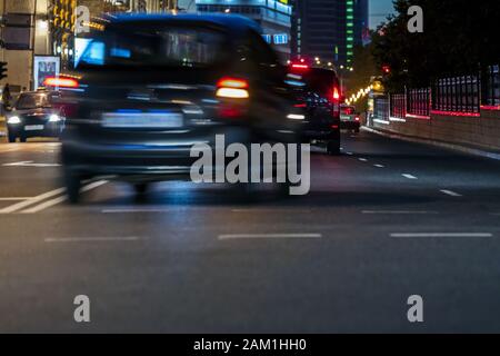 circulation routière sur la route de la ville pendant les heures de pointe. feux de voiture flous. flou de mouvement Banque D'Images