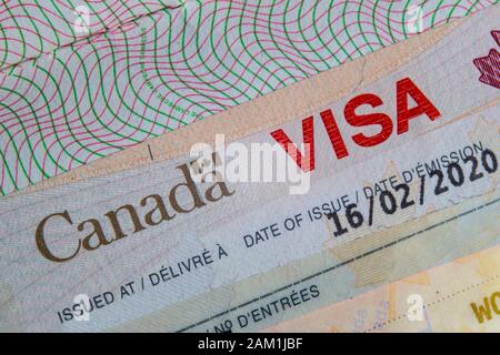 Un gros plan D'UN VISA du Canada sur un passeport à l'intérieur de la page Banque D'Images