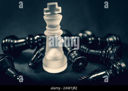 En verre givré blanc king remporte détruit l'attaque noire aux échecs Banque D'Images