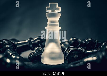 En verre givré blanc king remporte détruit l'attaque noire aux échecs Banque D'Images