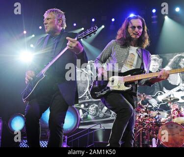 Sunrise, États-Unis d'Amérique. Apr 27, 2013. Alex Lifeson  SMG Geddy Lee  Neil Peart FL5 BB&T   042613 Rush 22.JPG SUNRISE, FL - AVRIL 26 : Alex Lifeson Geddy Lee  Neil Peart de Rush en prestation au BB&T Center le 26 avril 2013 à Sunrise en Floride. ( Credit : tempêtes Media Group/Alamy Live News Banque D'Images