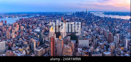 New York, États-Unis - 31 mai 2016 : vue aérienne au coucher du soleil sur le bas de Manhattan, One World Trade Center, le centre-ville, la Statue de la liberté et les gratte-ciel de Jersey City Banque D'Images