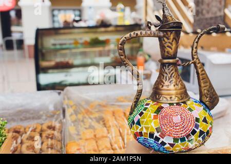 Plateau thé turc. Théière ottomane avec ornements arabes traditionnels Banque D'Images