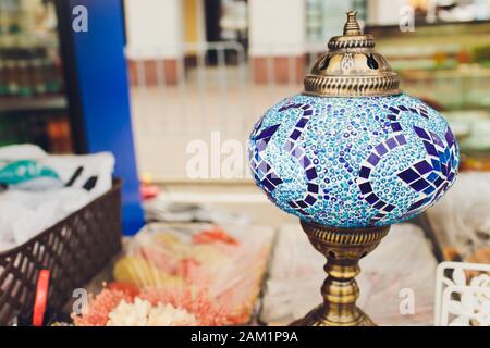 Plateau thé turc. Théière ottomane avec ornements arabes traditionnels Banque D'Images