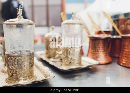 Plateau thé turc. Théière ottomane avec ornements arabes traditionnels Banque D'Images