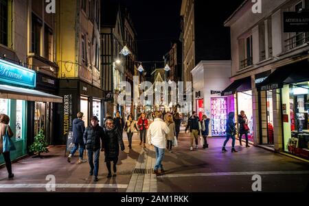 Rouen France, 23 décembre 2019 : vue sur la rue commerçante piétonne Ganterie dans le vieux quartier de Rouen pleine de personnes la nuit à Rouen Normandie France Banque D'Images