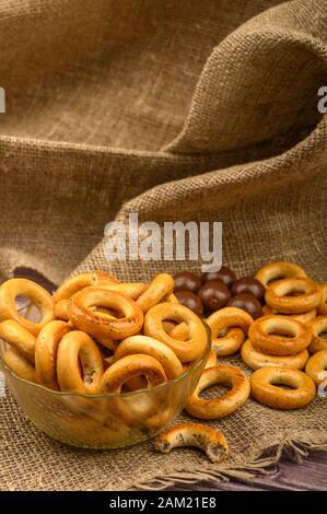 Petits bagels et chocolats sur fond de tissu à l'intérieur rugueux gros plan Banque D'Images