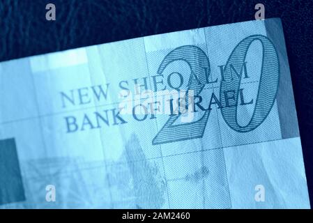 Vingt billets de banque en shekels sur un fond sombre gros plan. Argent fond bleu couleur ton Banque D'Images