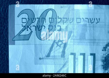 Vingt billets de banque en shekels sur un fond sombre gros plan. Argent fond bleu couleur ton Banque D'Images