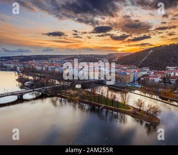 Prague, République tchèque - vue panoramique aérienne sur l'île de Strelecky avec un beau coucher de soleil d'hiver et un ciel coloré Banque D'Images
