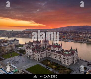 Budapest, Hongrie - vue aérienne du Parlement hongrois, bâtiment l'après-midi d'hiver avec un spectaculaire coucher de soleil coloré. Bastion Des Pêcheurs, Bu Banque D'Images