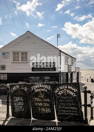 SOUTHEND-ON-SEA, ESSEX - 03 AVRIL 2019 : vue extérieure de la cabane de Leigh Fishermans avec panneaux publicitaires à Old Leigh Banque D'Images