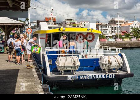 Fort-de-France, Martinique - Le 13 décembre 2018 : les touristes à bord d'un bateau de tourisme Belle Martinique dans le port de la France Département d'outre-mer des Caraïbes Banque D'Images