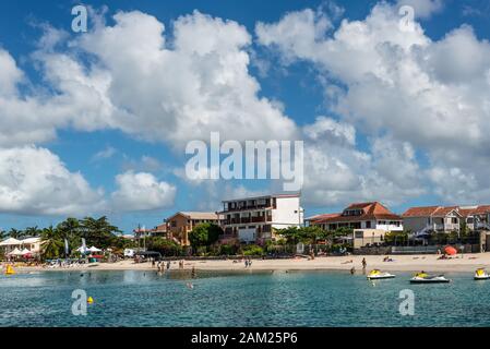 Les Trois-Ilets, Martinique - Le 13 décembre 2018 : Les gens se détendre sur la plage Anse Mitan tropical à Les Trois-Ilets, presqu'île la pointe du Bout, Martiniqu Banque D'Images