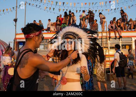 Pattaya, THAÏLANDE - 15 DÉCEMBRE: Les gens pendant le festival Wonderfruit 2019, l'homme en feu asiatique le 15 décembre 2019 à Pattaya, Thaïlande. Banque D'Images