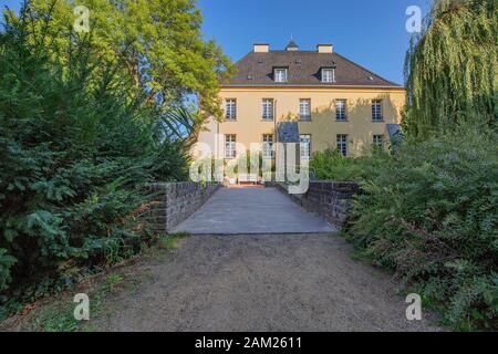 Krefeld - Vue Arrière Du Pavillon De Chasse Avec Entrée Vers Le Château Linn, Rhénanie Du Nord Westphalie, Allemagne, Krefeld, 01.09.2018 Banque D'Images