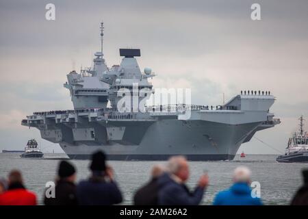 HMS Prince de Galles, la Royal Navy deuxième classe Queen Elizabeth porte avion, navigue dans la base navale de Portsmouth pour la première fois cette après ... Banque D'Images