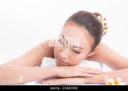 Close up, belle et saine asian woman in white spa salon. Oriental traditionnel aromathérapie et soins de beauté isolé sur fond blanc. Banque D'Images