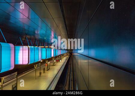 Hambourg - vue sur la station de métro illuminée Université avec changement de couleurs, Hambourg, Allemagne, Hambourg, 26.04.2018 Banque D'Images