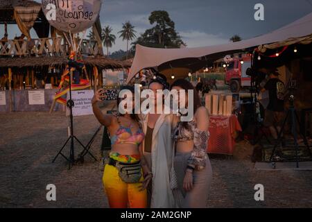 Pattaya, THAÏLANDE - 15 DÉCEMBRE: Les gens pendant le festival Wonderfruit 2019, l'homme en feu asiatique le 15 décembre 2019 à Pattaya, Thaïlande. Banque D'Images