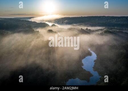 Vue imprenable sur la rivière brume haut au lever du soleil, vue aérienne Banque D'Images