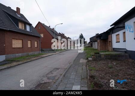 Rue avec des maisons embardées dans la ville abandonnée pour l'extraction du charbon, Morschenich, Allemagne Banque D'Images