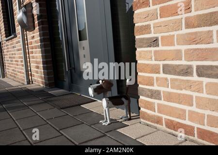 Ornement de chien à la porte avant de la nouvelle maison, Borschemnich Neu, Allemagne Banque D'Images