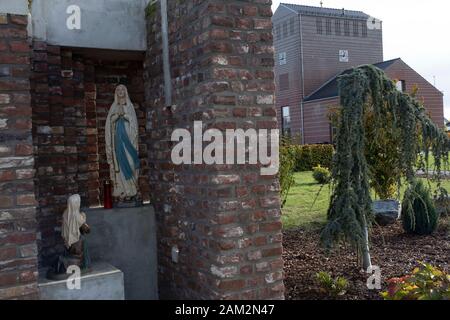 Sculpture chrétienne derrière l'église dans la nouvelle ville de Borschemich Neu, Allemagne Banque D'Images