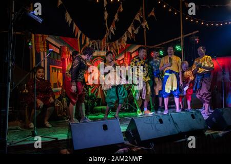 Pattaya, THAÏLANDE - 15 DÉCEMBRE: Les gens pendant le festival Wonderfruit 2019, l'homme en feu asiatique le 15 décembre 2019 à Pattaya, Thaïlande. Banque D'Images