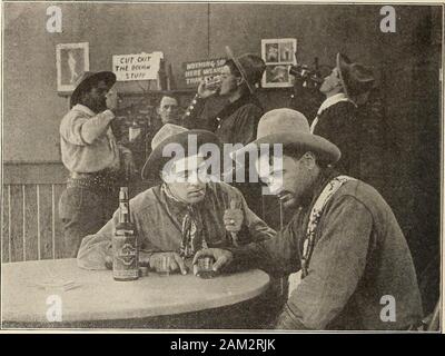 Déménagement Photo News (1911) . e un mouvement intermittent, dispositifs d'alimentation dit com- écartant le moyen proportionné pour causer les périphériques à l'avance si le film que son ofrest périodes doit dépasser ses périodes de mouvement ; et d'un obturateur exposant des portions successives de thefilm pendant les périodes de repos, presque comme prévu. 5. Un appareil pour prendre des photos pour l'exposition d'objets inmotion, ayant en combinaison une came.era ayant un seul objectif fixe ; un seul sensi-amorti ruban perforé-film soutenu sur les côtés opposés de, et longitudinalement par rapportaux mobiliers, le len Banque D'Images