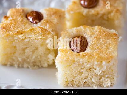 Trois pièces Basbousa (namoora) gâteau de semoule arabe traditionnel avec amande de noix et sirop. Espace de copie Banque D'Images