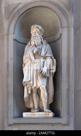 FLORENCE, ITALIE, le 6 janvier 2020 : Statue de léonard de Vinci situé le long de la colonnade de la Galerie des Offices à Florence. Banque D'Images