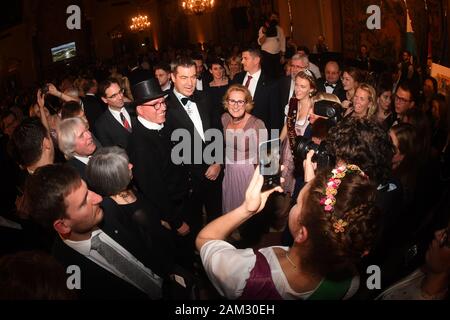 Munich, Allemagne. 10 janvier, 2020. Markus Söder (CSU), Ministre-président de Bavière, est debout dans la Kaisersaal du Residenz entouré de ses invités à la réception du Nouvel An. Crédit : Felix Hörhager/dpa/Alamy Live News Banque D'Images